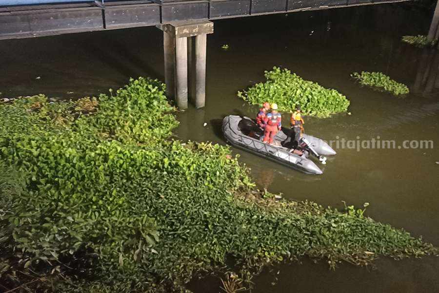 Seorang Pria Surabaya Lompat ke Sungai, Tinggalkan Karung Goni Petugas saat melakukan pencarian di sungai Jagir.