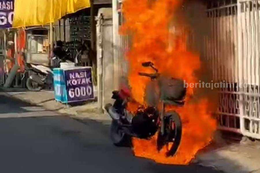 Hendak Beli Sarapan, Motor Warga Bangil Pasuruan Terbakar