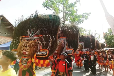 Pentas Reog dengan 25 Dadak Merak Meriahkan Syukuran Ketua DPRD Ponorogo Periode 2019-2024 Puluhan dadak merak yang melakukan pementasan di rumah Sunarto, Ketua DPRD Ponorogo periode 2019-2024. (Foto: Endra Dwiono/Beritajatim.com)