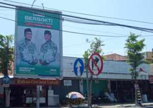 Banner Paslon Ra Baqir dan Taufadi (BERBAKTI) terpajang di Jl KH Agus Salim, Pamekasan.