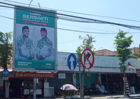 Cara Pendukung Menangkan Paslon BERBAKTI di Pilkada Pamekasan Banner Paslon Ra Baqir dan Taufadi (BERBAKTI) terpajang di Jl KH Agus Salim, Pamekasan.