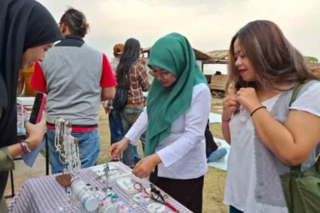 Ida Yuhana Ulfa (jilbab hijau) saat mengunjungi stand manik-manik @manik.byllymarshal di acara Sore-Sore Showcase, di Warung Kandenan ,Desa Baleasri Kecamatan Ngariboyo Kabupaten Magetan, Minggu (08/09/2024)