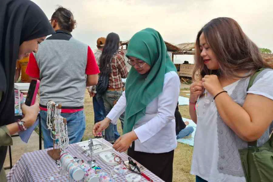 Ida Yuhana Ulfa (jilbab hijau) saat mengunjungi stand manik-manik @manik.byllymarshal di acara Sore-Sore Showcase, di Warung Kandenan ,Desa Baleasri Kecamatan Ngariboyo Kabupaten Magetan, Minggu (08/09/2024)