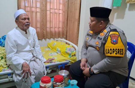 Cooling System Ala Polres Pamekasan Jelang Pilkada Serentak 2024 Kapolres Pamekasan, AKBP Jazuli Dani Iriawan silaturahmi bersama KH Mudassir Badruddin di Pondok Pesantren Miftahul Ulum Panyepen, Palengaan, Pamekasan.
