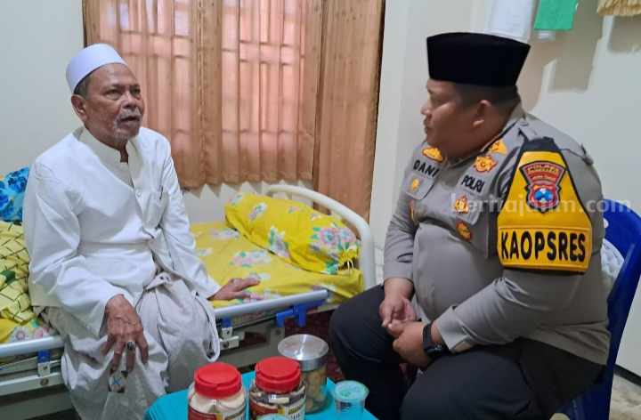 Kapolres Pamekasan, AKBP Jazuli Dani Iriawan silaturahmi bersama KH Mudassir Badruddin di Pondok Pesantren Miftahul Ulum Panyepen, Palengaan, Pamekasan.