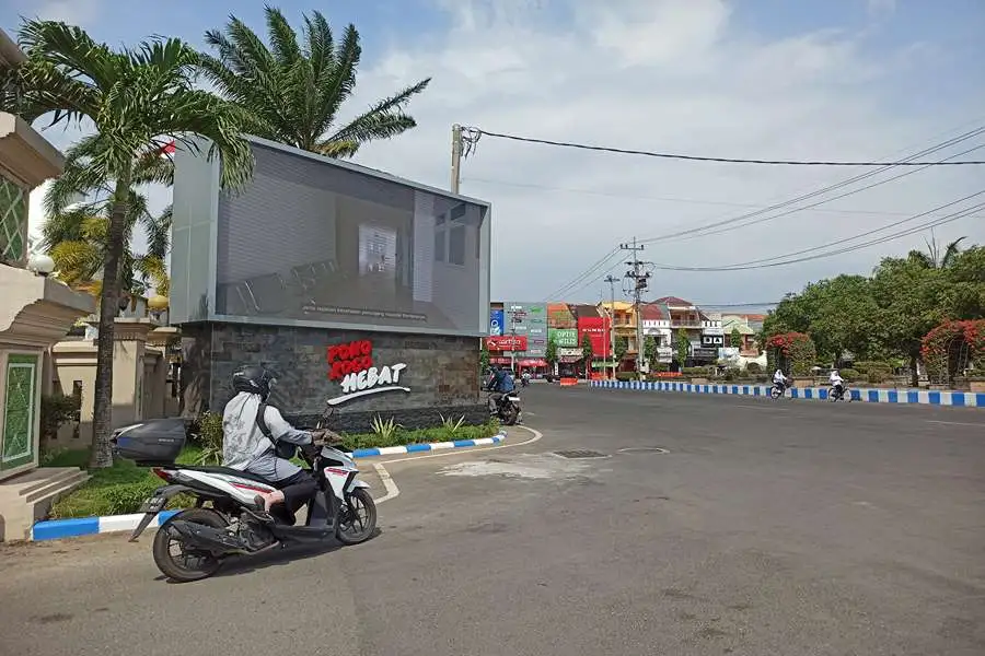 Videotron yang berada di depan kantor bupati, tempat nobar Timnas Indonesia melawan Australia pada Selasa malam nanti. (Foto/Endra Dwiono/Beritajatim.com)