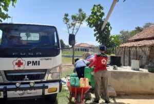 Kemarau, PMI Pamekasan Mulai Distribusikan Air Bersih Gratis