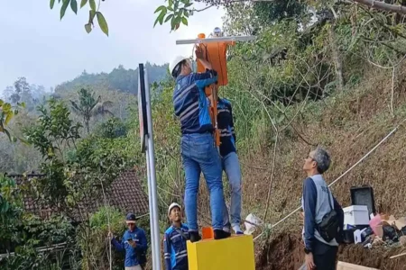 Pemasangan Landslide Early Warning System (LEWS) oleh tim PVMBG di salah satu titik di Ponorogo. (Foto/Dok.Beritajatim.com)
