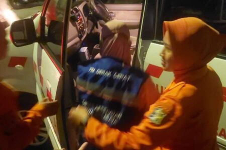 Petugas PMI Surabaya saat mengevakuasi bayi.