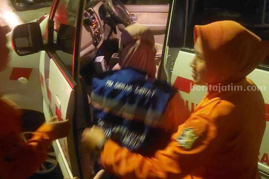 Petugas PMI Surabaya saat mengevakuasi bayi.