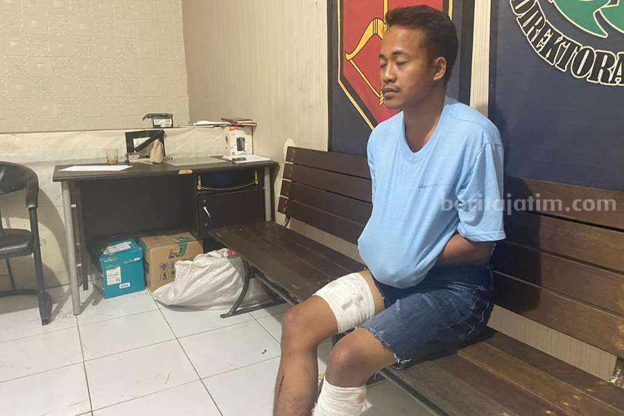 Edi saat diperiksa di Polsek Sukolilo. (Foto/anggadia)