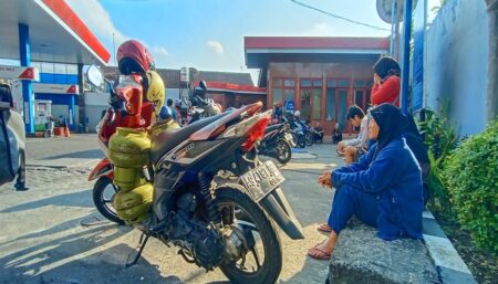 Warga Blitar antre elpiji 3 kilogram di salah satu pangkalan, Rabu (11/9/2024).(Foto : Winanto/beritajatim.com)