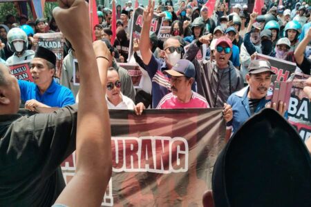 Tuntut Netralitas, Warga Pasuruan Geruduk Kantor Bawaslu