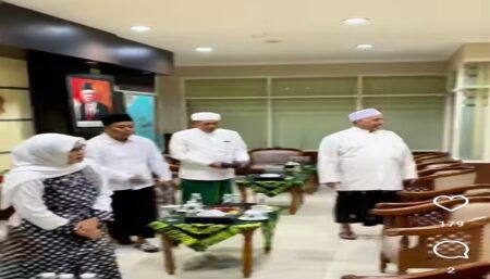 Bawaslu Sebut Kehadiran Ghoni di Tabligh Akbar Hari Jadi Blitar Sebagai Sosialisasi Tangkapan layar Abdul Ghoni hadir di Tabligh Akbar Hari Jadi Blitar ke-700, Jumat (6/9/2024). (foto : Winanto/beritajatim.com)