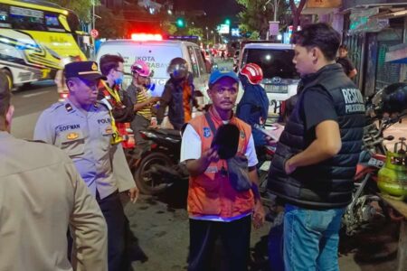 Petugas kepolisian memeriksa saksi-saksi.