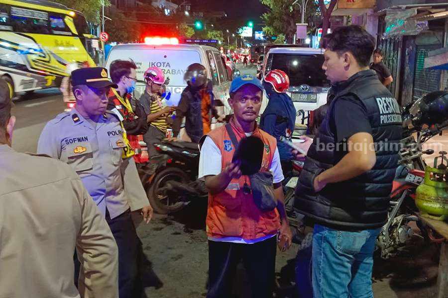 Petugas kepolisian memeriksa saksi-saksi.