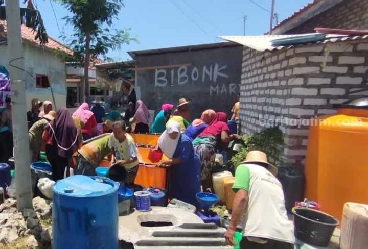 Warga menyambut gembira dan antusias menerima bantuan air bersih gratis yang dilakukan BPBD Pamekasan.