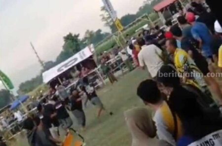 Pertandingan Antar Kampung di Pasuruan Ricuh, Wasit Dikejar Suporter Suasana ricuh pertandingan sepak bola antar kampung di Pasuruan.