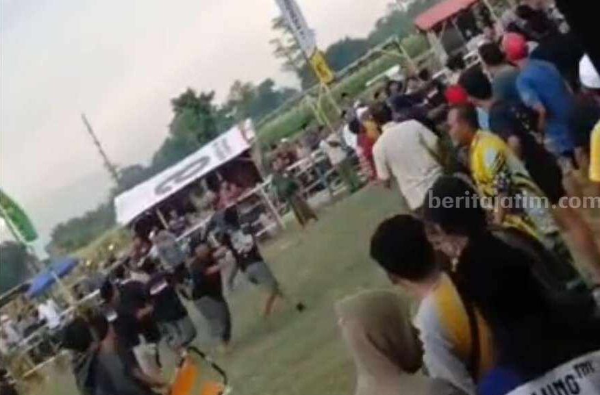 Suasana ricuh pertandingan sepak bola antar kampung di Pasuruan.