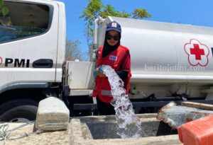 Darurat Kekeringan, PMI Pamekasan Turun Tangan Distribusikan Air