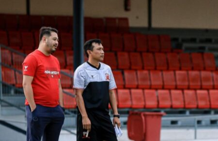 Pelatih Madura United FC, Widodo Cahyono Putro bersama Manajer Madura United FC, Umar Wachdin.