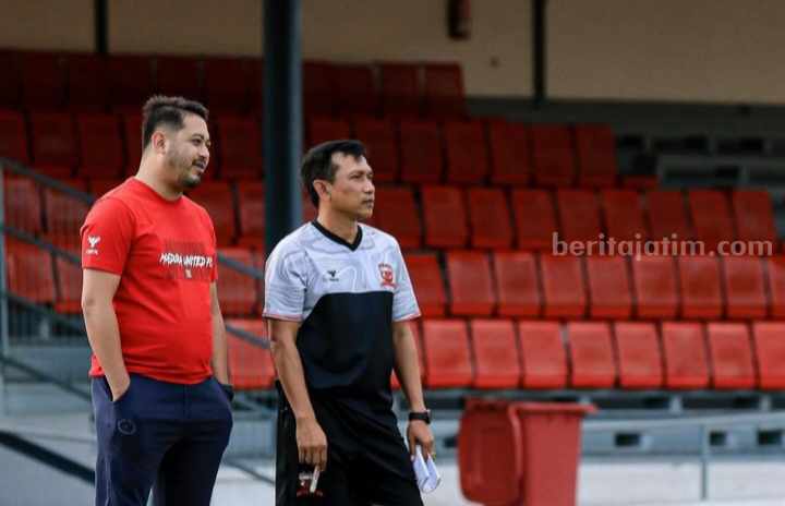 Pelatih Madura United FC, Widodo Cahyono Putro bersama Manajer Madura United FC, Umar Wachdin.
