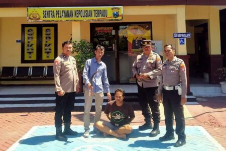 Tersangka TP saat diamankan di Polsek Lakarsantri.