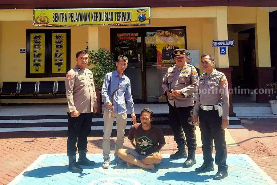Tersangka TP saat diamankan di Polsek Lakarsantri.