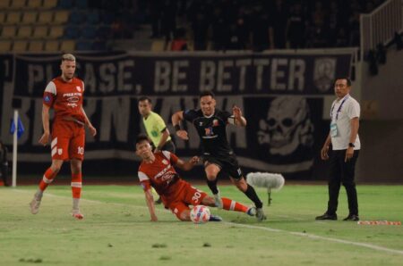 Kalah Beruntun, Ini Penyebab Kegagalan Madura United di Stadion Manahan Solo Pelatih Madura United FC, Widodo Cahyono Putro (kanan) mendampingi timnya saat bertanding melawan Persis Solo pada laga pekan ke-4 Liga 1 di Stadion Manahan, Jumat (13/9/2024).