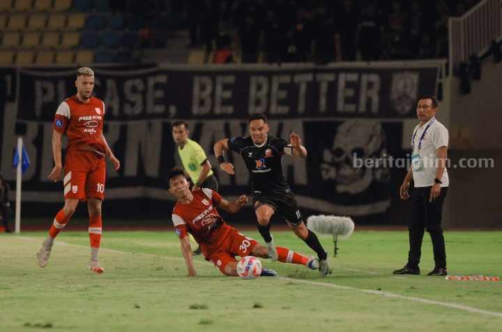 Pelatih Madura United FC, Widodo Cahyono Putro (kanan) mendampingi timnya saat bertanding melawan Persis Solo pada laga pekan ke-4 Liga 1 di Stadion Manahan, Jumat (13/9/2024).