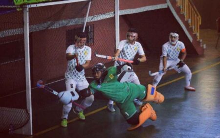 Polisi Gresik Ini Bawa Cabor Hockey Meraih Perunggu PON 2024 Bripda Ilham (kostum hijau) berjibaku menyelamatkan gawangnya dari gempuran lawan di cabor hockey