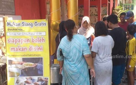 Warga Gresik Antre Dapatkan Makan Gratis