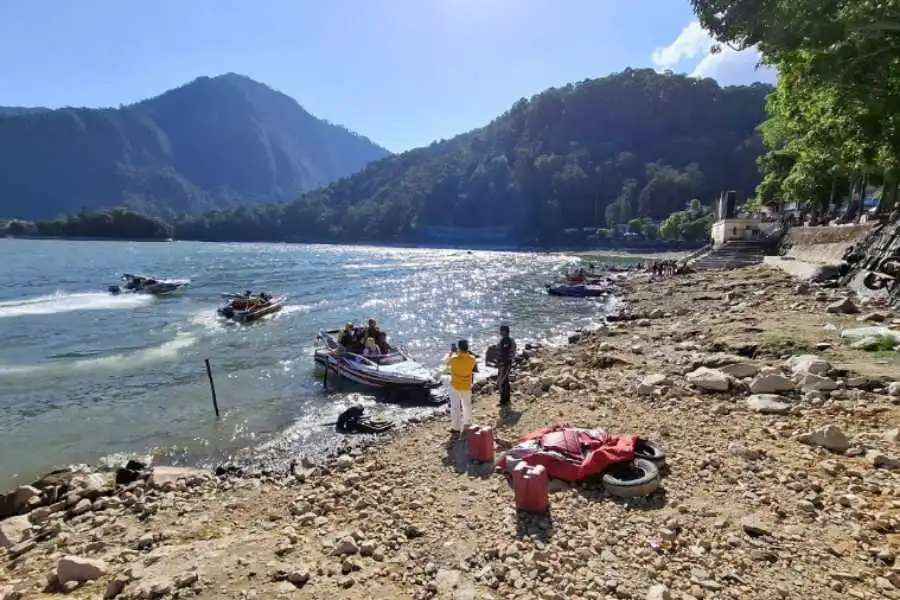 Ini Penyebab Telaga Sarangan Surut hingga Mirip Pantai