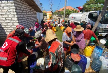Warga Pamekasan Antusias Sambut Bantuan Air Bersih Gratis