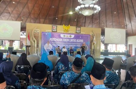 Pertemuan Tokoh Lintas Agama yang digagas FKUB Pamekasan, di Mandhapa Aghung Ronggosukowati Pamekasan, Rabu (18/9/2024).
