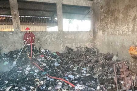 Gudang Dinas Pertanian Kabupaten Pasuruan Terbakar, Kendaraan Dinas dan Traktor Ikut Hangus