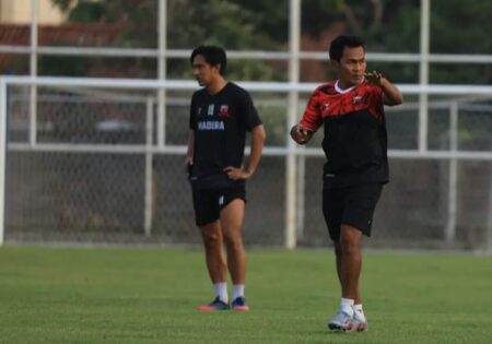 Karteker Madura United Putar Otak Kembalikan Performa Tim Karateker Madura United FC, Rakhmad Basuki memimpin latihan tim.