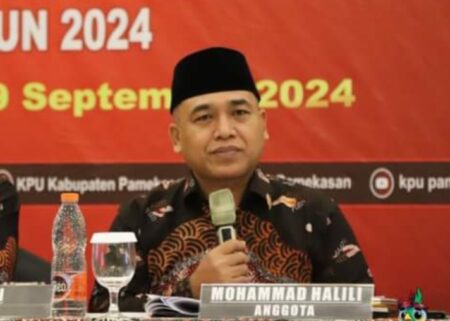 Divisi Perencanaan, Data dan Informasi KPU Pamekasan, Mohammad Halili. [Samsul/Beritajatim.com]