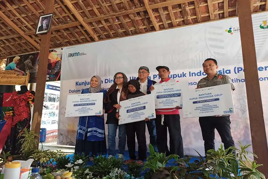 Penyerahan bantuan dari Pupuk Indonesia kepada warga disabilitas intelektual dan kelompok tani desa setempat. (Foto/Endra Dwiono/Beritajatim.com)