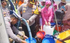 Polres Pamekasan Bantu Masyarakat Terdampak Kekeringan