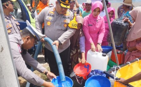 Polres Pamekasan Bantu Masyarakat Terdampak Kekeringan