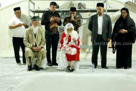 Megawati Soekarnoputri sedang berziarah ke makam Imam Besar Al Bukhari di Desa Khartang.