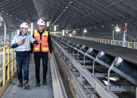 Keterangan foto : Dua karyawan PT Freeport Indonesia (PTFI) sedang mengawasi proses pengolahan tembaga