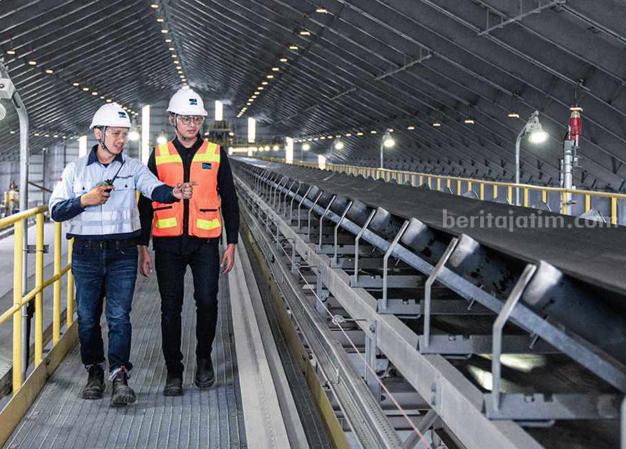 Keterangan foto : Dua karyawan PT Freeport Indonesia (PTFI) sedang mengawasi proses pengolahan tembaga
