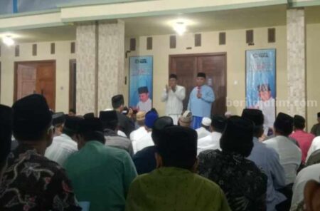 Ketua DPC Demokrat Pamekasan, Ismail (pegang mic) bersama calon wakil bupati Paslon KHARISMA, Sukriyanto di Pamekasan, Minggu (22/9/2024).
