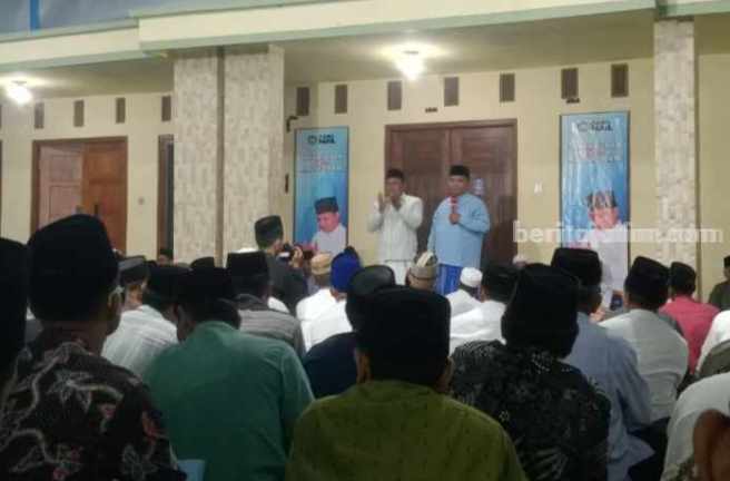 Ketua DPC Demokrat Pamekasan, Ismail (pegang mic) bersama calon wakil bupati Paslon KHARISMA, Sukriyanto di Pamekasan, Minggu (22/9/2024).