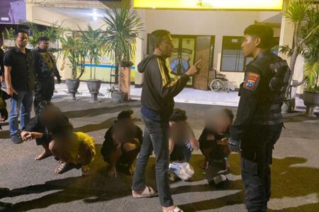 Kelima remaja saat diamankan di Polrestabes Surabaya