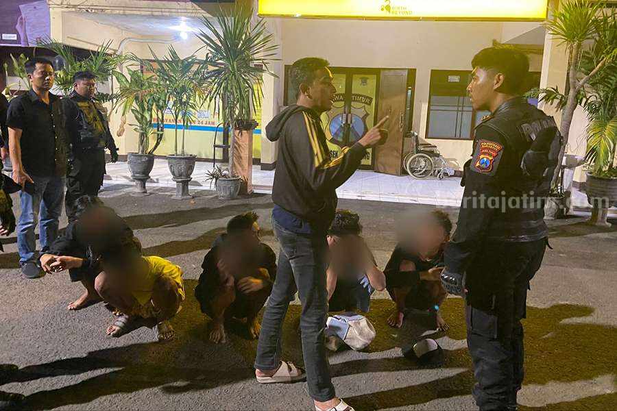 Kelima remaja saat diamankan di Polrestabes Surabaya
