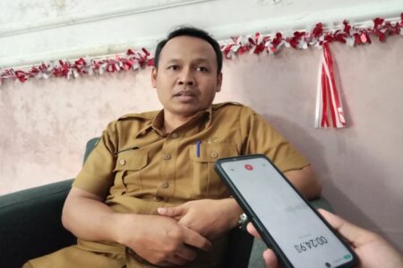 Plt. Kepala Dinas Kesehatan Kabupaten Bondowoso, Agus Winarno diwawancarai media. (Deni Ahmad Wijaya/BeritaJatim.com)