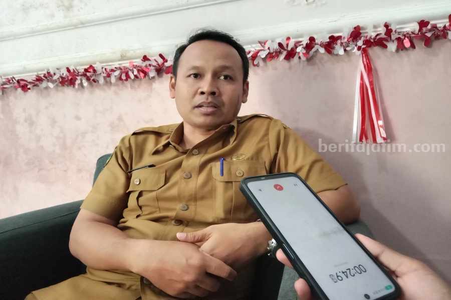 Plt. Kepala Dinas Kesehatan Kabupaten Bondowoso, Agus Winarno diwawancarai media. (Deni Ahmad Wijaya/BeritaJatim.com)